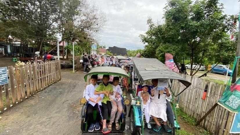 Tarhib Ramadhan: Sd Almira Pawai Becak Dan Berbagi Kado