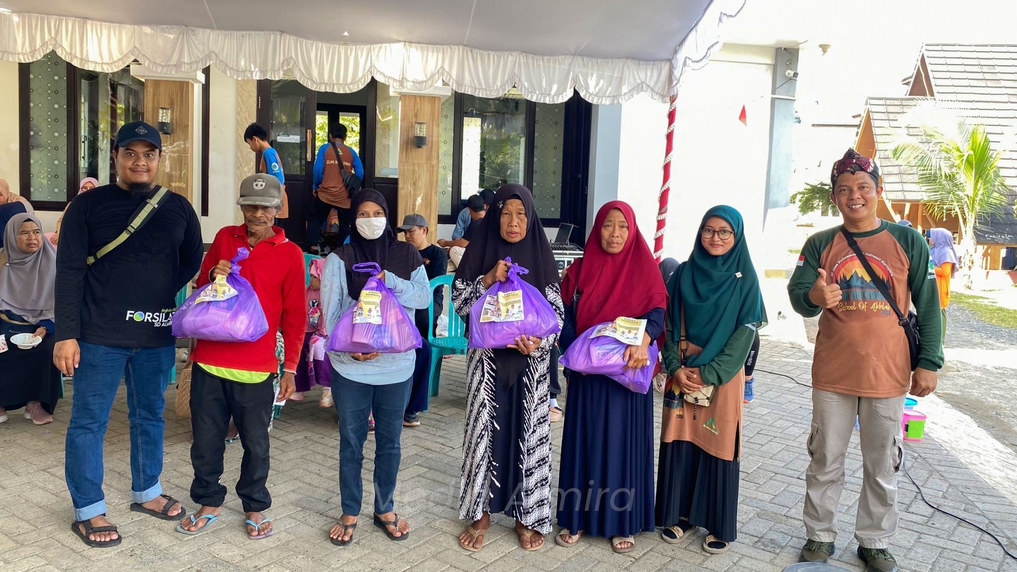 SD Alam Muhammadiyah Martapura Berbagi Kebahagiaan dengan Lansia dan Dhuafa