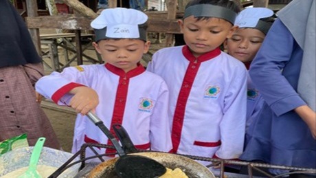 Program SD Almira: Cooking Day Membuat Lempeng oleh Kelas 1 Abu Bakar Ash Shiddiq