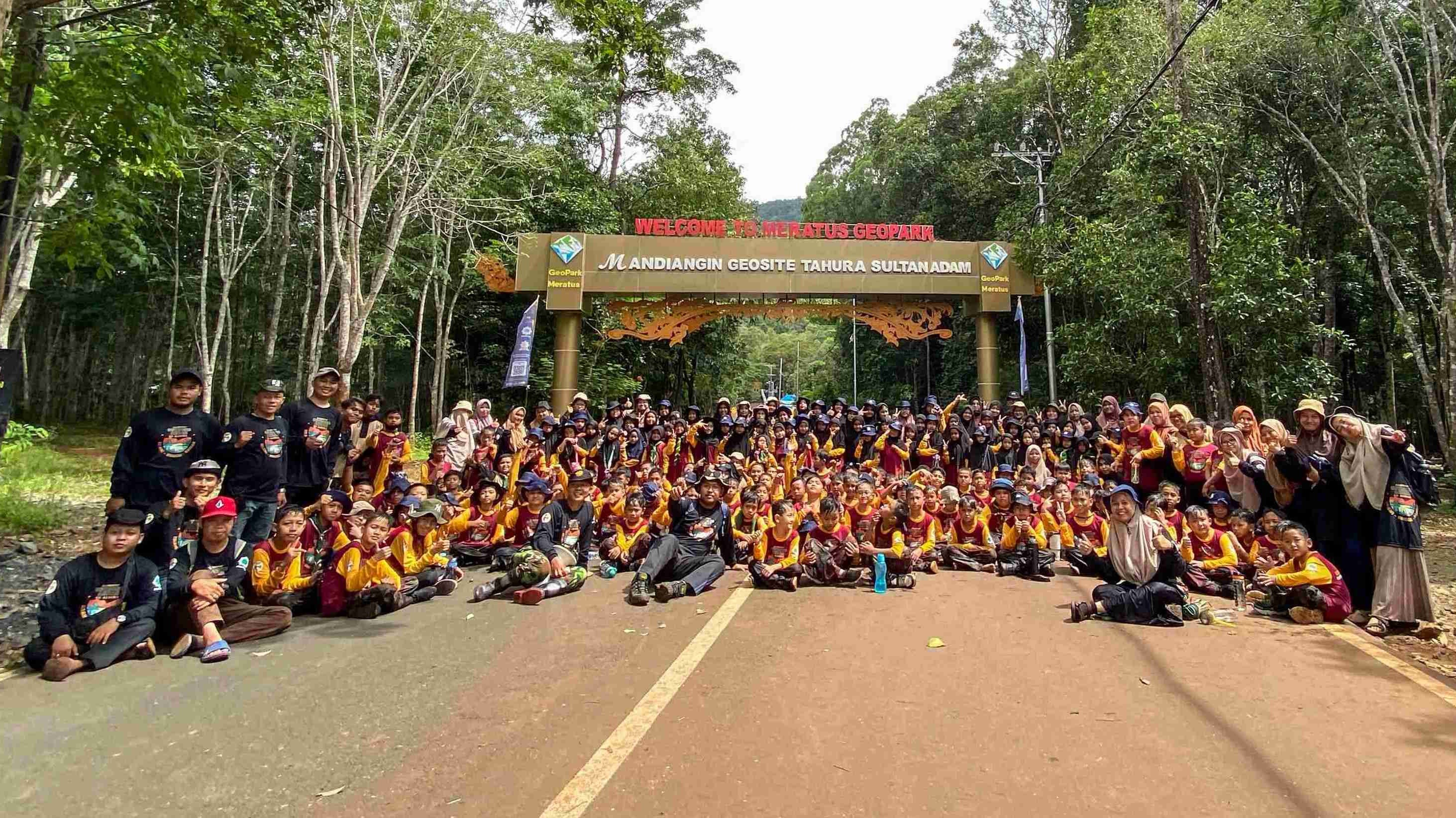 Outbound Akbar Sekolah Alam Muhammadiyah Martapura di Geosite Tahura Sultan Adam