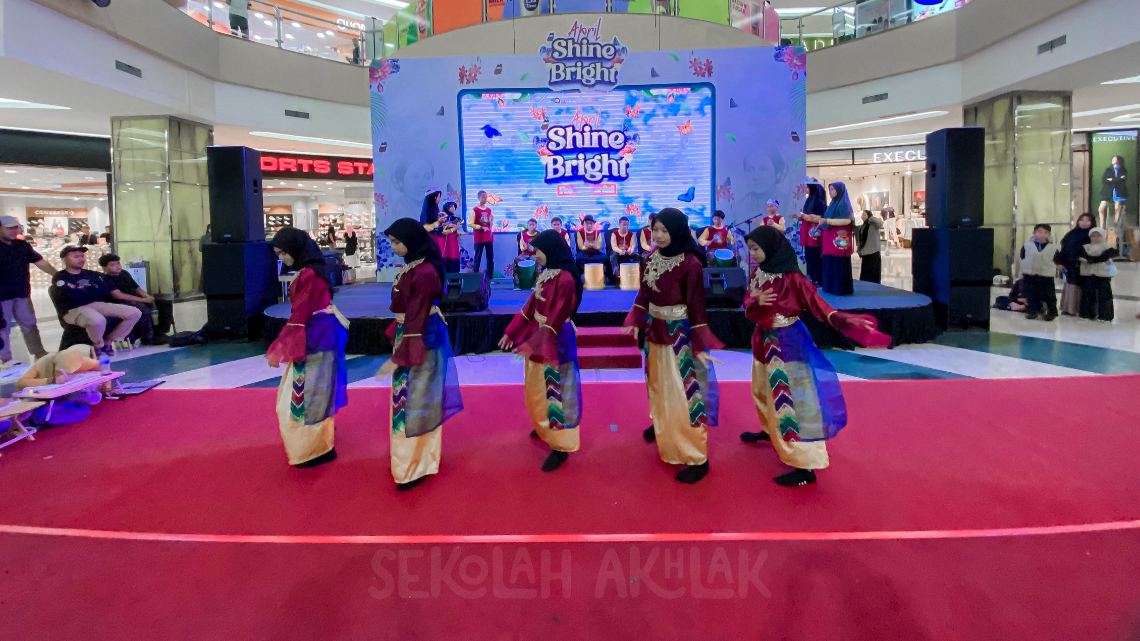 Siswa SD Almira Meriahkan Hari Kartini 2025 dengan Pentas Seni di Q Mall Banjarbaru