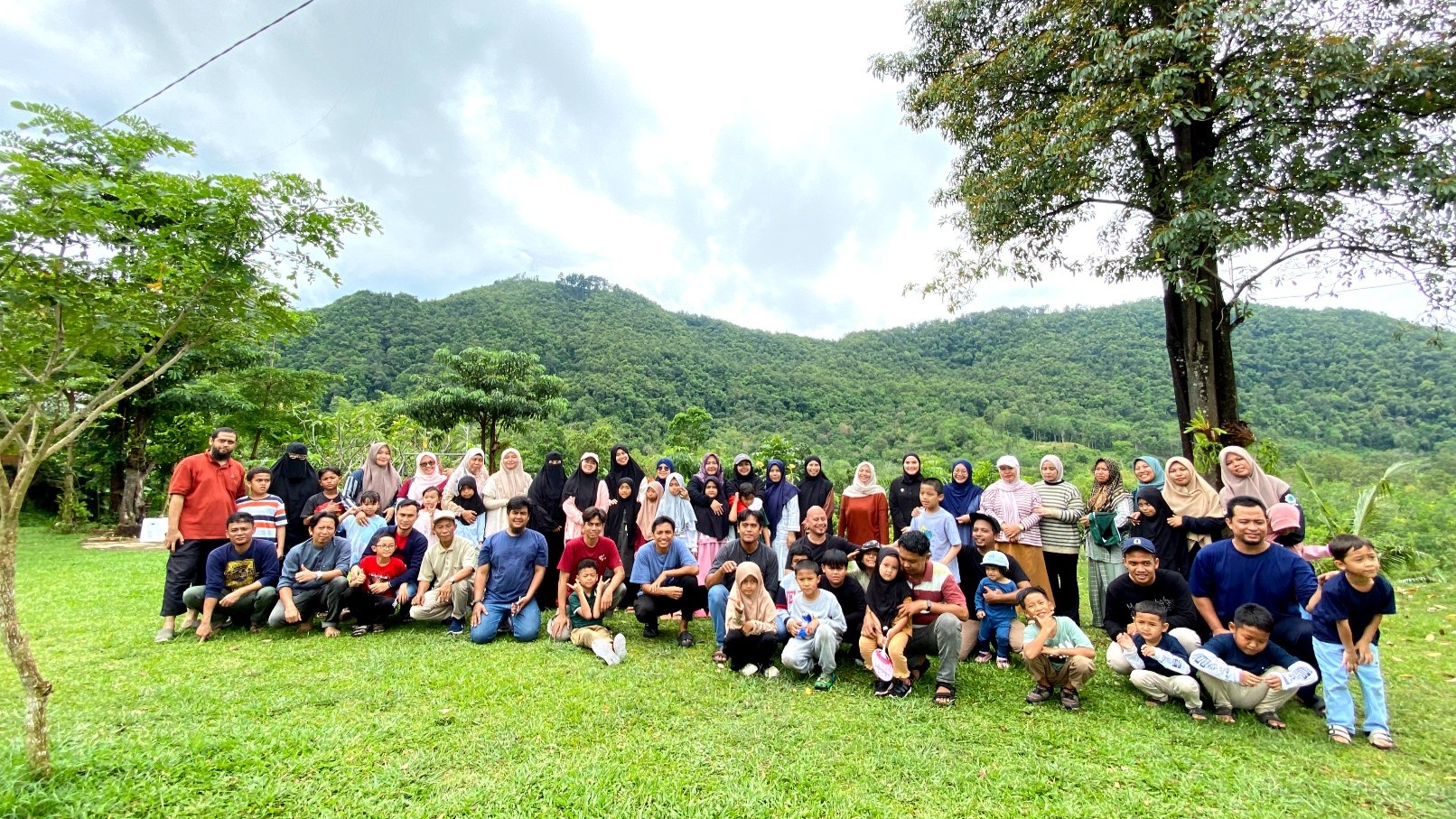 Kebersamaan dalam Rintik Hujan, Kelas 3 SD Almira Gelar Family Gathering di Villa Akung Mandiangin